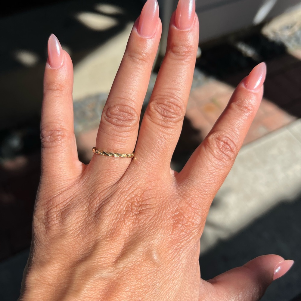 Elegant 10k yellow Gold Twisted Ring